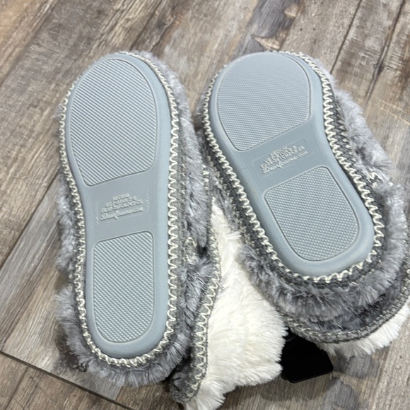 Dearfoams Fluffy Gray and Cream Slippers - Picture 3 of 3